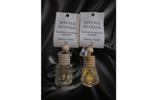 Suspension voiture parfumée à la vanille, création artisanale Douceur de Grasse, présentée en gros plan.