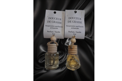 Suspension voiture parfumée à la vanille, création artisanale Douceur de Grasse, présentée en gros plan.