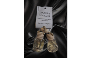 Suspension voiture parfumée Ruby Car, flacon en verre facetté avec bouchon en bois.