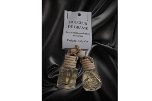 Suspension voiture parfumée Ruby Car, flacon en verre facetté avec bouchon en bois.