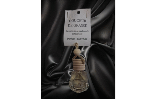 Suspension voiture parfumée Ruby Car Diamant, flacon en verre facetté avec bouchon en bois.