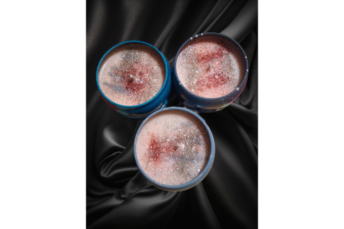 Bougies artisanales de Noël ouvertes – vue sur la cire