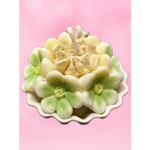Bougie moulée en forme de couronne de fleur parfum Muguet, création artisanale.