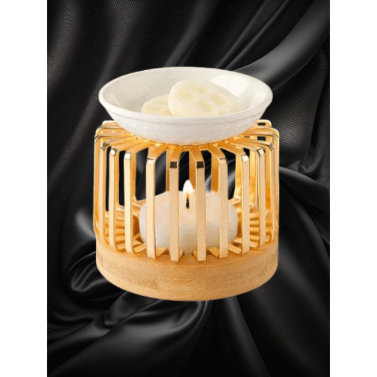 Brûle-parfum artisanal avec fondants parfumés et bougie chauffe-plat, sur fond satin noir.