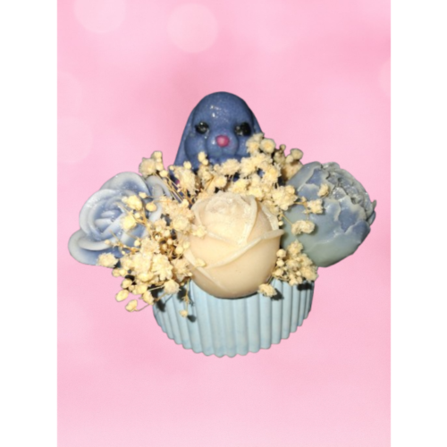 Bouquet fondant parfumé Mûre Myrtille – Décor Pâques bleu bouquet fondant parfumé mûre myrtille édition Pâques avec décor bleu, création artisanale du Nord de la France