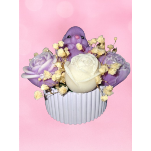 fondant parfumé violette rose en décor de Pâques, création artisanale du Nord de la France