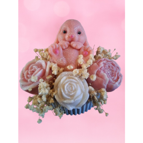 Bouquet fondant parfumé Jasmin et Magnolia avec lapin rose pailleté, fleurs sculptées et décorations de Pâques.