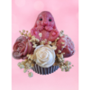 Bouquet Fondant Cerise Noire Explosive – Édition Spéciale Pâques Bouquet fondant parfumé Cerise Noire Explosive avec lapin rose pailleté et fleurs sculptées, création artisanale Douceur de Grasse dans le Nord de la France.