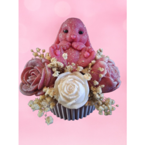 Bouquet fondant parfumé Cerise Noire Explosive avec lapin rose pailleté et fleurs sculptées, création artisanale Douceur de Grasse dans le Nord de la France.