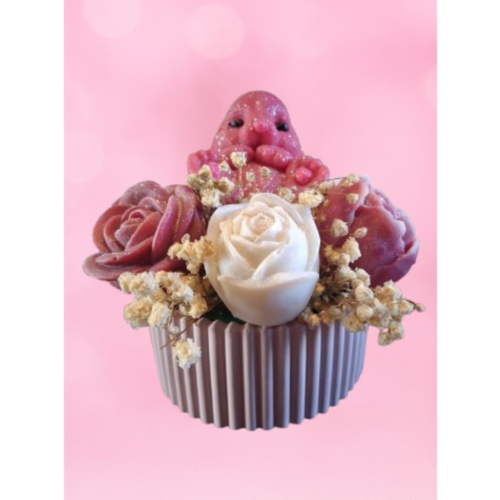 Bouquet Fondant Cerise Noire Explosive – Galerie Pâques Création artisanale Cerise Noire Explosive avec lapin rose et fleurs sculptées, fondant parfumé fabriqué dans le Nord de la France.