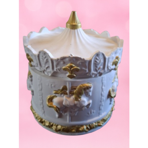 Contenant minéral artisanal Carouselle avec détails dorés – Bougie Bois de Oud fabriquée à Bruay‑sur‑l’Escaut.