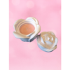 Bougie parfum Violette et Rose dans son contenant rose en forme de fleur, ouverte et montrant la cire.