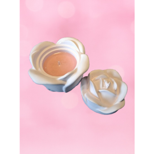 Bougie parfum Violette et Rose dans son contenant rose en forme de fleur, ouverte et montrant la cire.