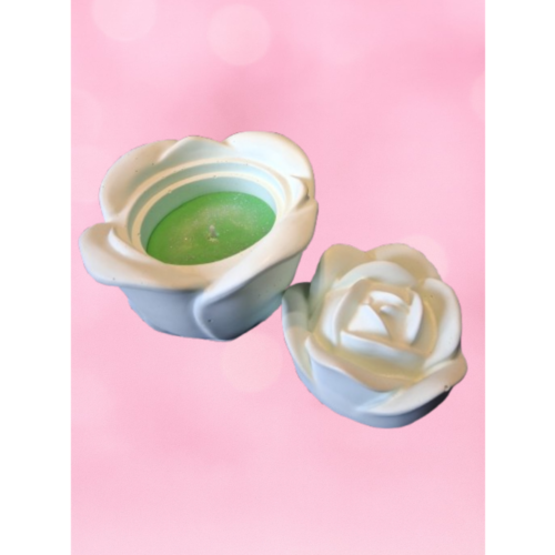 Bougie parfum Mojito dans son contenant vert en forme de rose, ouverte et montrant la cire.